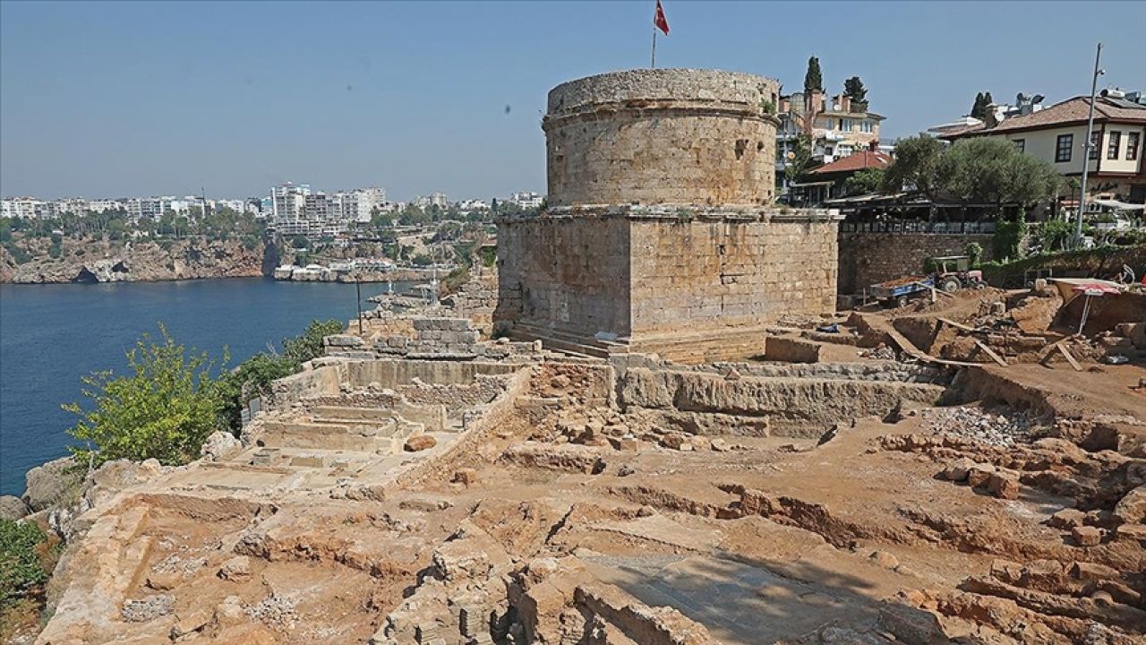 ANTALYA'da yürütülen 'Hıdırlık Kulesi Çevresi Arkeolojik Kazı ve Seyir Terası Projesi' kapsamında yapılan kazı çalışmasında, heyecanlandıran gelişme yaşandı