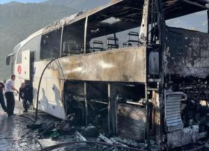 Mersin-Antalya yolu üzerinde otobüs yangını